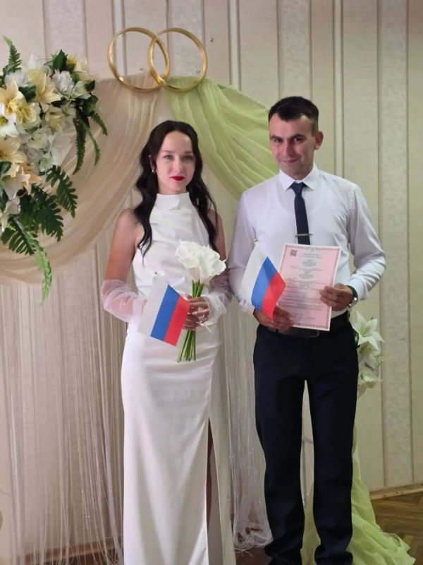 В Новотроицком ЗАГСе в преддверии и в День Государственного флага РФ прошли торжественные регистрации браков