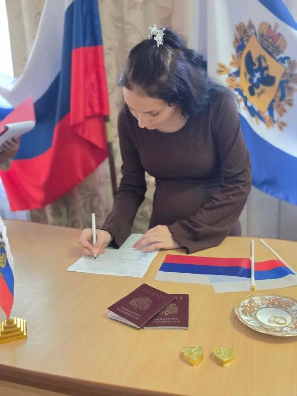 В Новотроицком ЗАГСе в преддверии и в День Государственного флага РФ прошли торжественные регистрации браков В Новотроицком ЗАГСе в преддверии и в День Государственного флага РФ прошли торжественные регистрации браков