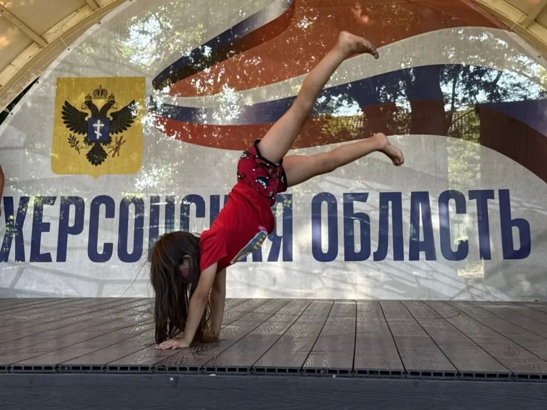 Яркий день в цветах российского флага Яркий день в цветах российского флага