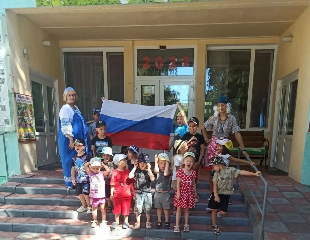 Квест ко Дню флага в Лазурненском детском саду «Солнышко»