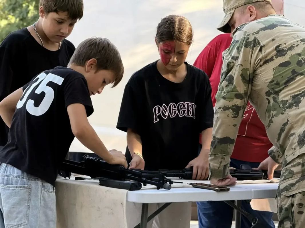 Яркий день в цветах российского флага Яркий день в цветах российского флага