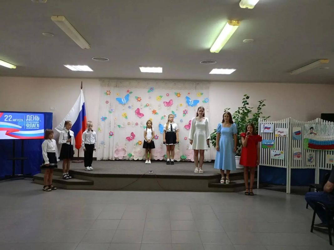 «В Красном отметили День Государственного флага России» «В Красном отметили День Государственного флага России»