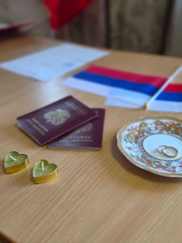 В Новотроицком ЗАГСе в преддверии и в День Государственного флага РФ прошли торжественные регистрации браков В Новотроицком ЗАГСе в преддверии и в День Государственного флага РФ прошли торжественные регистрации браков