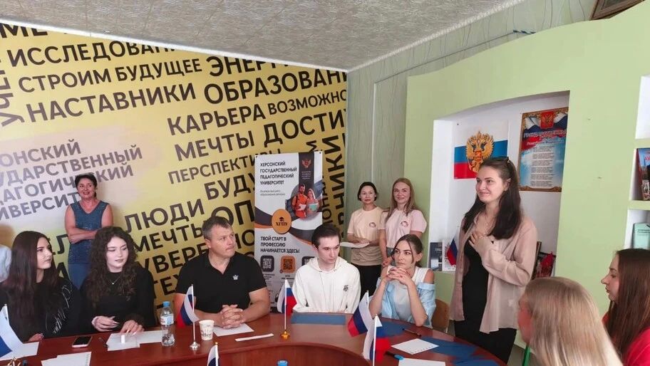 В ХГПУ провели квиз-игру по истории флага РФ