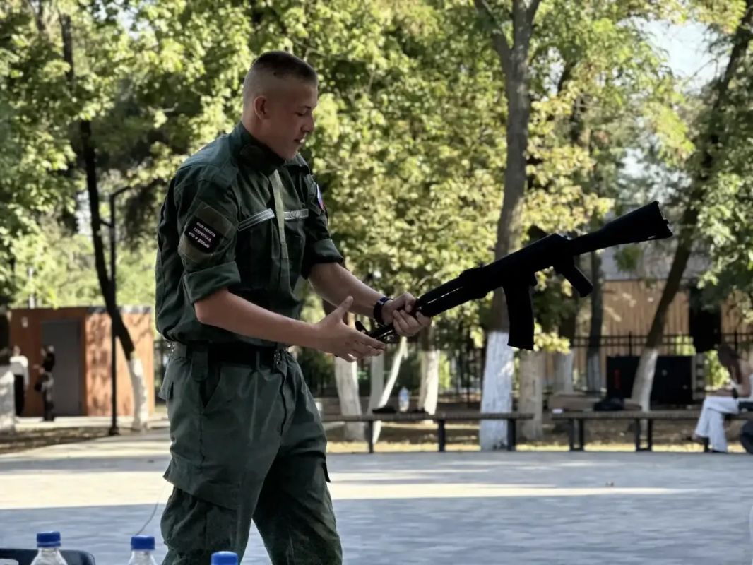 Яркий день в цветах российского флага Яркий день в цветах российского флага