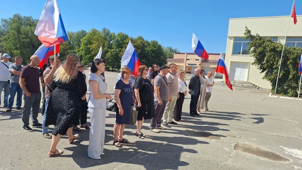 Сотрудники районных отделов ЗАГС Херсонской области приняли активное участие в праздновании Дня Государственного флага Российской Федерации, присоединившись к торжественным и познавательным мероприятия Сотрудники районных отделов ЗАГС Херсонской области приняли активное участие в праздновании Дня Государственного флага Российской Федерации, присоединившись к торжественным и познавательным мероприятия