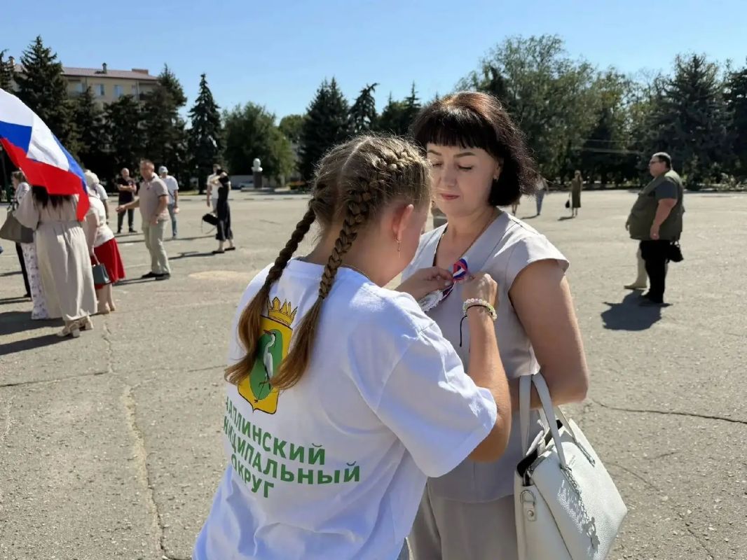 Сотрудники районных отделов ЗАГС Херсонской области приняли активное участие в праздновании Дня Государственного флага Российской Федерации, присоединившись к торжественным и познавательным мероприятия Сотрудники районных отделов ЗАГС Херсонской области приняли активное участие в праздновании Дня Государственного флага Российской Федерации, присоединившись к торжественным и познавательным мероприятия