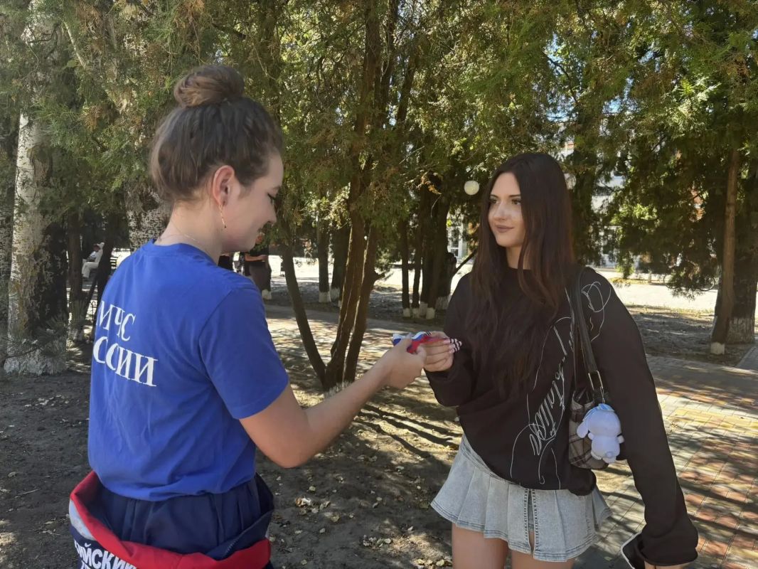 В Скадовске волонтёры Херсонского педуниверситета провели акцию «Наш триколор»! В Скадовске волонтёры Херсонского педуниверситета провели акцию «Наш триколор»!