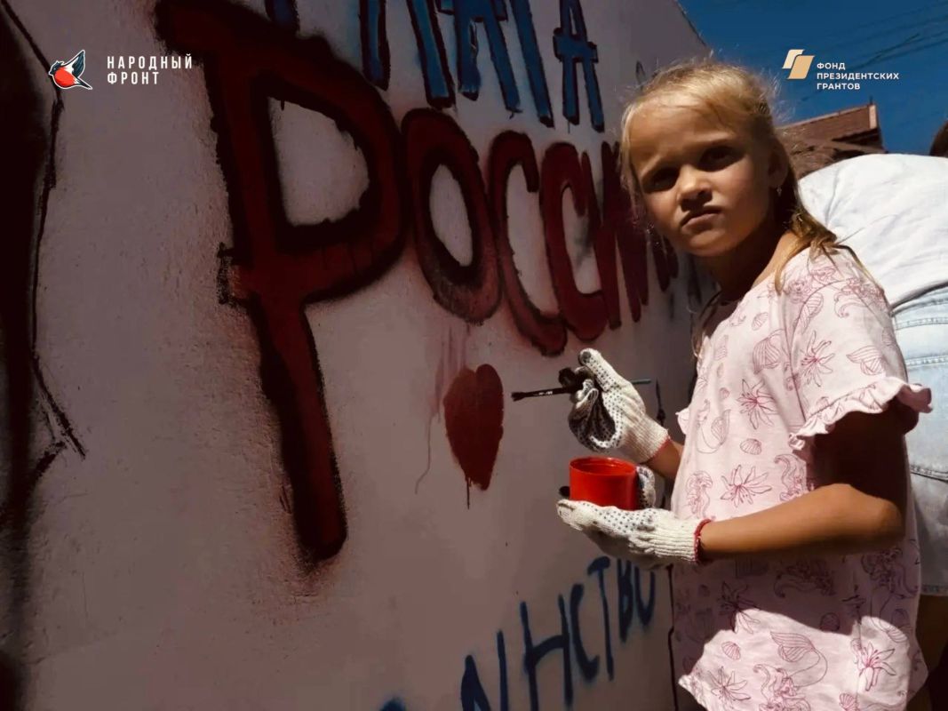 Молодёжка Народного Фронта совместно с Министерством молодёжной политики Херсонской области провели творческую акцию — оформили стену на одной из улиц г. Геническа Молодёжка Народного Фронта совместно с Министерством молодёжной политики Херсонской области провели творческую акцию — оформили стену на одной из улиц г. Геническа