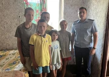 Прокурор Каховского района посетил многодетную семью в Костогрызово