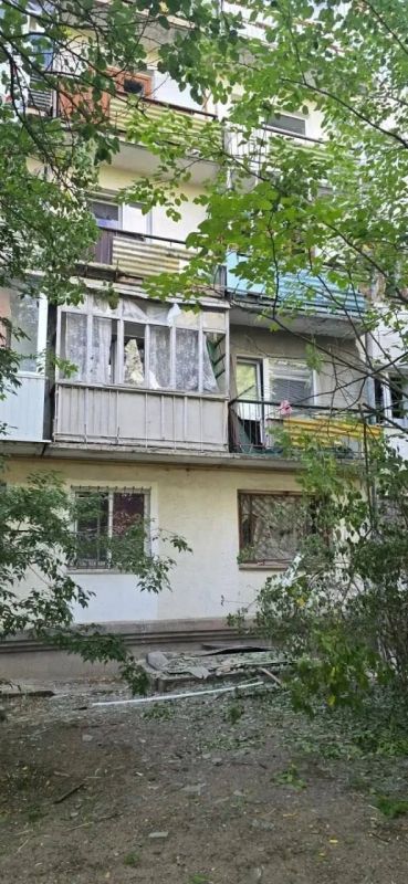 Пожары вспыхнули в жилом доме и гаражном кооперативе после обстрела Новой Каховки Пожары вспыхнули в жилом доме и гаражном кооперативе после обстрела Новой Каховки