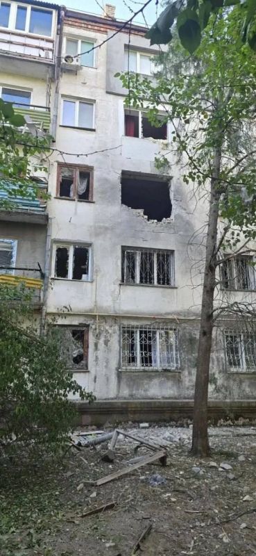Пожары вспыхнули в жилом доме и гаражном кооперативе после обстрела Новой Каховки Пожары вспыхнули в жилом доме и гаражном кооперативе после обстрела Новой Каховки