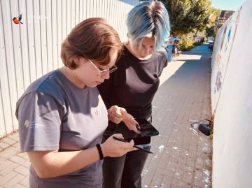 Молодёжка Народного Фронта совместно с Министерством молодёжной политики Херсонской области провели творческую акцию — оформили стену на одной из улиц г. Геническа