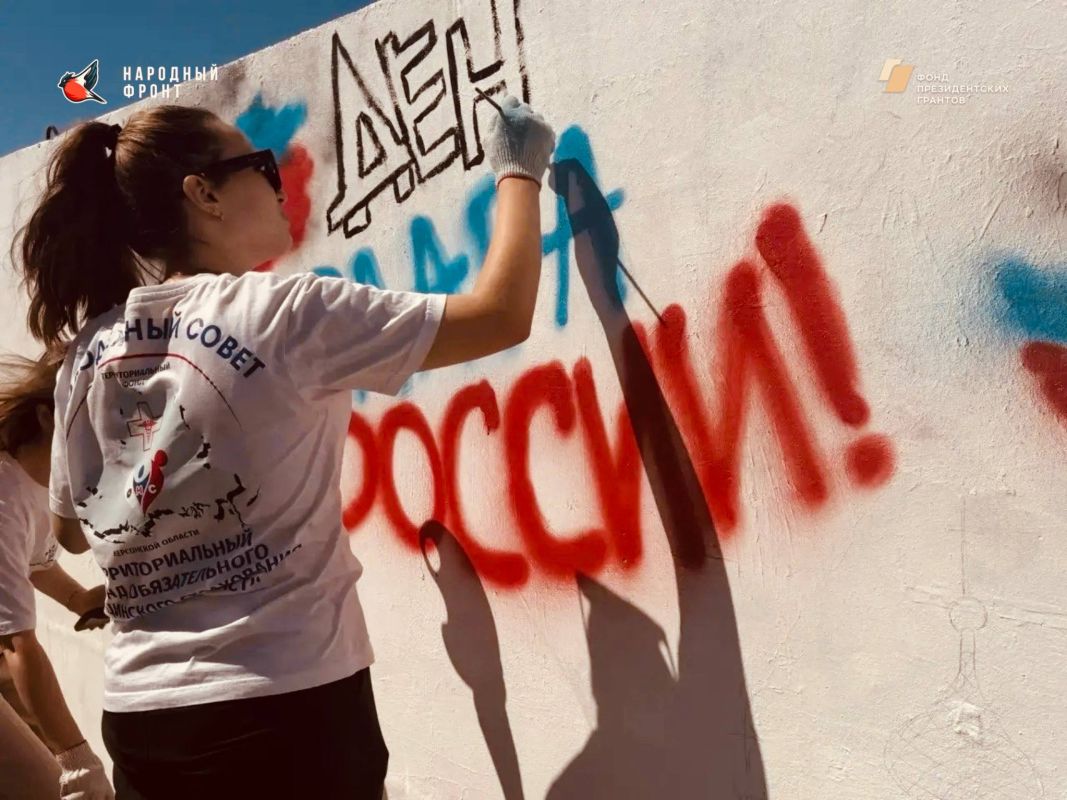 Молодёжка Народного Фронта совместно с Министерством молодёжной политики Херсонской области провели творческую акцию — оформили стену на одной из улиц г. Геническа Молодёжка Народного Фронта совместно с Министерством молодёжной политики Херсонской области провели творческую акцию — оформили стену на одной из улиц г. Геническа