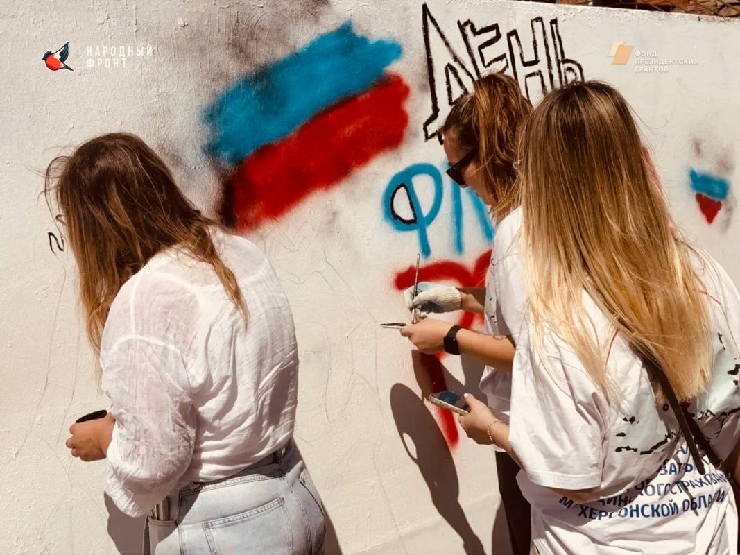 Молодёжка Народного Фронта совместно с Министерством молодёжной политики Херсонской области провели творческую акцию — оформили стену на одной из улиц г. Геническа Молодёжка Народного Фронта совместно с Министерством молодёжной политики Херсонской области провели творческую акцию — оформили стену на одной из улиц г. Геническа