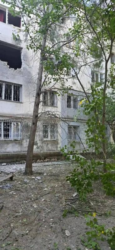 Пожары вспыхнули в жилом доме и гаражном кооперативе после обстрела Новой Каховки Пожары вспыхнули в жилом доме и гаражном кооперативе после обстрела Новой Каховки