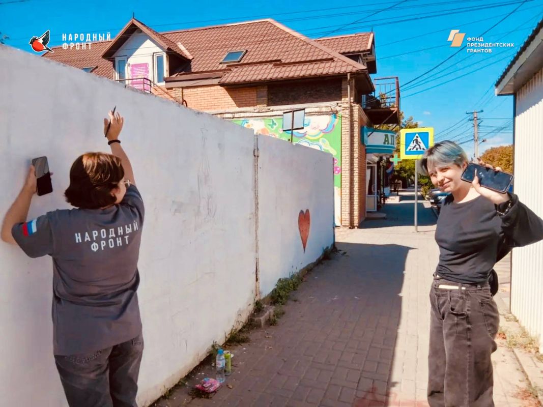 Молодёжка Народного Фронта совместно с Министерством молодёжной политики Херсонской области провели творческую акцию — оформили стену на одной из улиц г. Геническа Молодёжка Народного Фронта совместно с Министерством молодёжной политики Херсонской области провели творческую акцию — оформили стену на одной из улиц г. Геническа