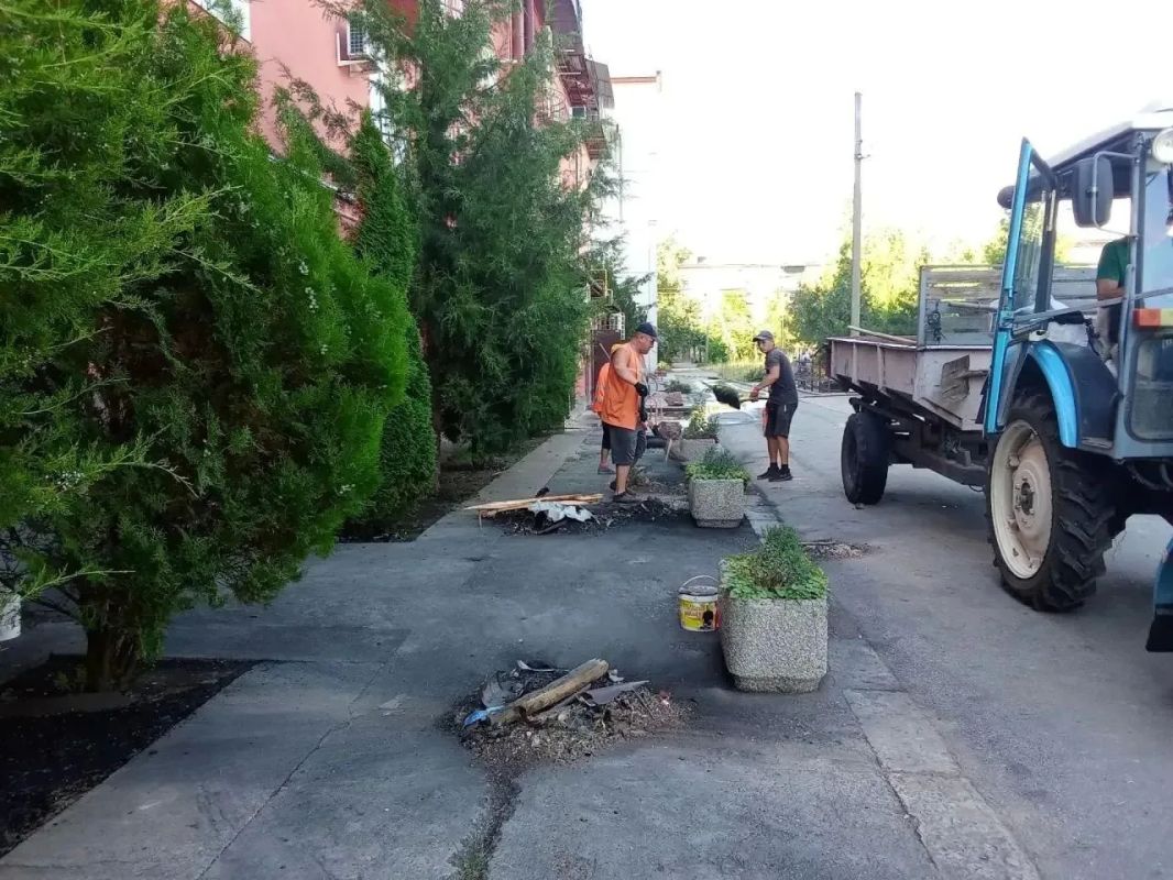 Работают несмотря на опасность: коммунальщики Новой Каховки оперативно приводят город в порядок Работают несмотря на опасность: коммунальщики Новой Каховки оперативно приводят город в порядок