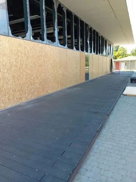 В Новой Каховке после обстрела со стороны ВСУ оперативно зашили окна в поврежденном здании МФЦ