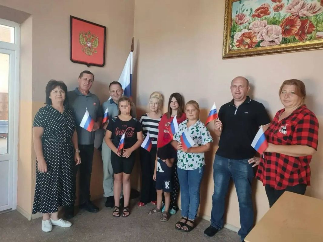 Триколор объединяет!. В преддверии Дня Государственного флага России первичные отделения Новотроицкого местного отделения Единая Россия провели тематические мероприятия в населённых пунктах округа: информационные часы и... Триколор объединяет!. В преддверии Дня Государственного флага России первичные отделения Новотроицкого местного отделения Единая Россия провели тематические мероприятия в населённых пунктах округа: информационные часы и...