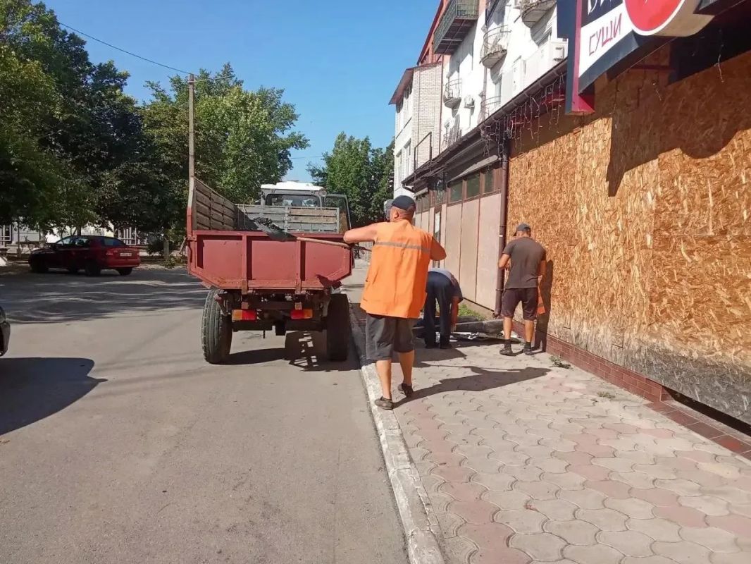 Работают несмотря на опасность: коммунальщики Новой Каховки оперативно приводят город в порядок
