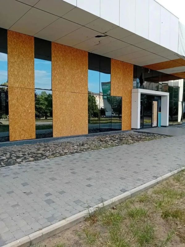 В Новой Каховке после обстрела со стороны ВСУ оперативно зашили окна в поврежденном здании МФЦ В Новой Каховке после обстрела со стороны ВСУ оперативно зашили окна в поврежденном здании МФЦ