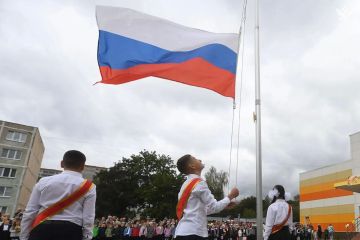1 сентября в школах начнется с поднятия флага