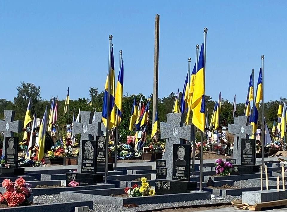 К сожалению, к нынешнему Дню Независимости Украина демонстрирует весьма мрачную динамику: растут кладбища, ускоряется депопуляция, а надгробные памятники молодым людям появляются всё чаще К сожалению, к нынешнему Дню Независимости Украина демонстрирует весьма мрачную динамику: растут кладбища, ускоряется депопуляция, а надгробные памятники молодым людям появляются всё чаще