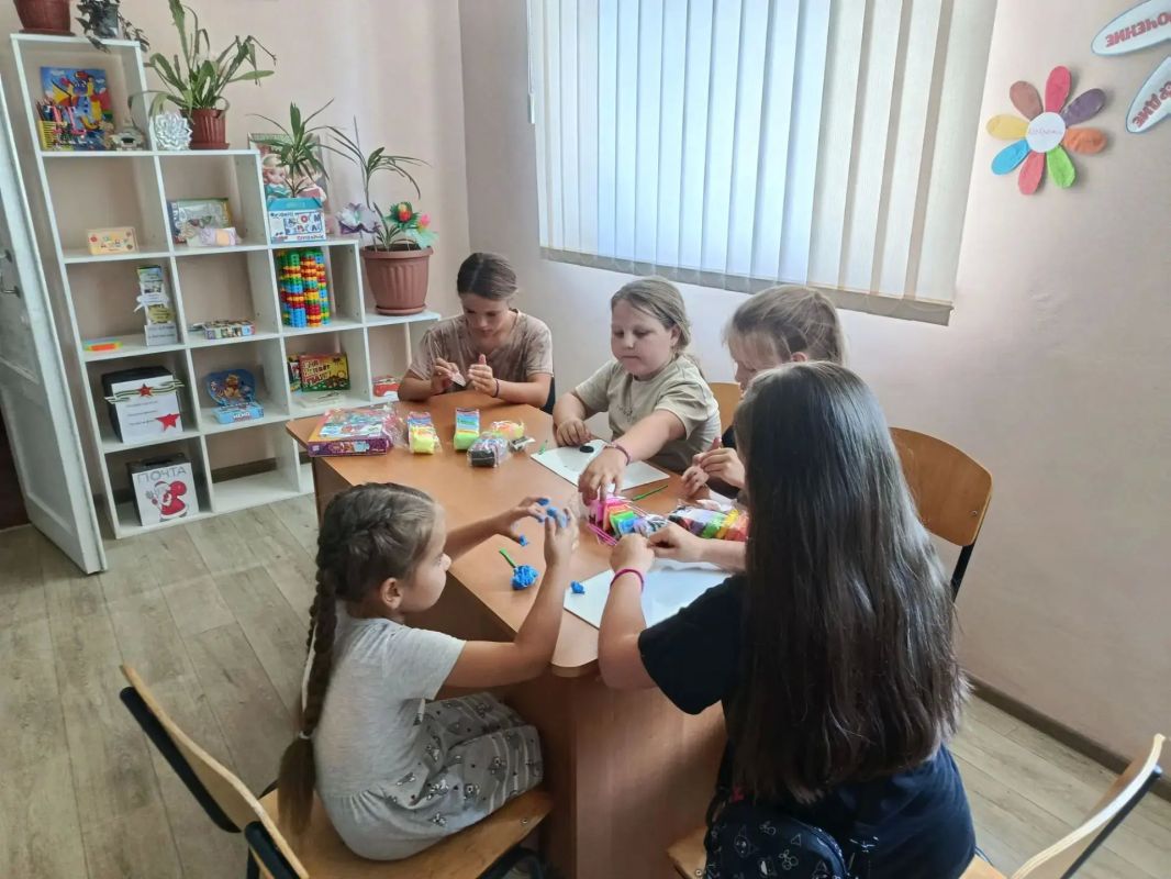 В период летних каникул в Дудчинской библиотеке для детей младшего возраста состоялся творческий час «Волшебный пластилин» В период летних каникул в Дудчинской библиотеке для детей младшего возраста состоялся творческий час «Волшебный пластилин»