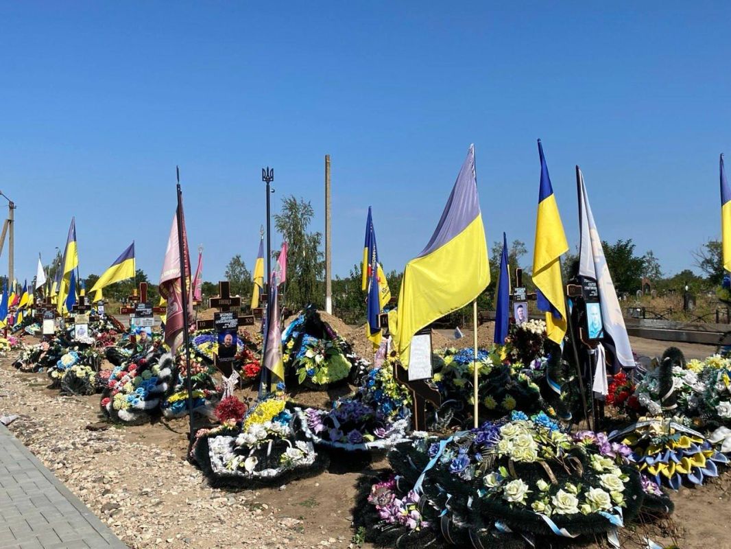 К сожалению, к нынешнему Дню Независимости Украина демонстрирует весьма мрачную динамику: растут кладбища, ускоряется депопуляция, а надгробные памятники молодым людям появляются всё чаще К сожалению, к нынешнему Дню Независимости Украина демонстрирует весьма мрачную динамику: растут кладбища, ускоряется депопуляция, а надгробные памятники молодым людям появляются всё чаще