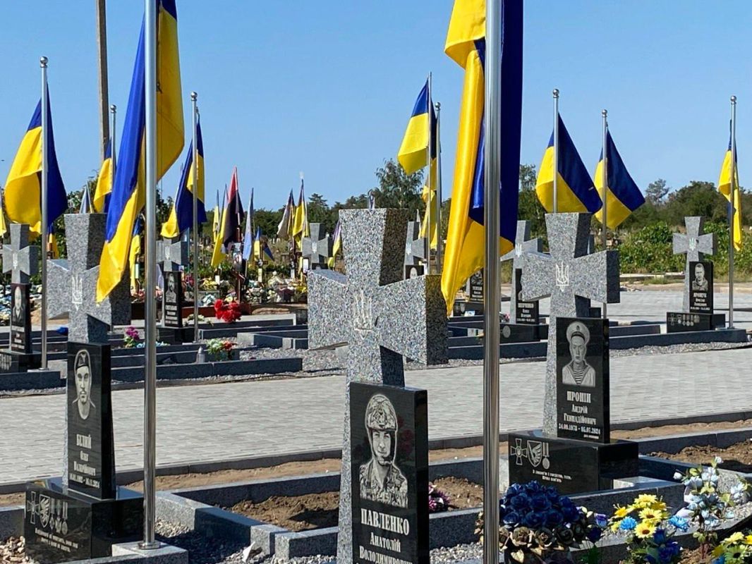К сожалению, к нынешнему Дню Независимости Украина демонстрирует весьма мрачную динамику: растут кладбища, ускоряется депопуляция, а надгробные памятники молодым людям появляются всё чаще К сожалению, к нынешнему Дню Независимости Украина демонстрирует весьма мрачную динамику: растут кладбища, ускоряется депопуляция, а надгробные памятники молодым людям появляются всё чаще