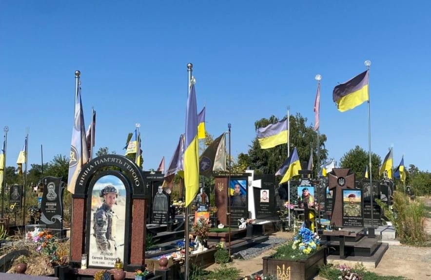 К сожалению, к нынешнему Дню Независимости Украина демонстрирует весьма мрачную динамику: растут кладбища, ускоряется депопуляция, а надгробные памятники молодым людям появляются всё чаще К сожалению, к нынешнему Дню Независимости Украина демонстрирует весьма мрачную динамику: растут кладбища, ускоряется депопуляция, а надгробные памятники молодым людям появляются всё чаще