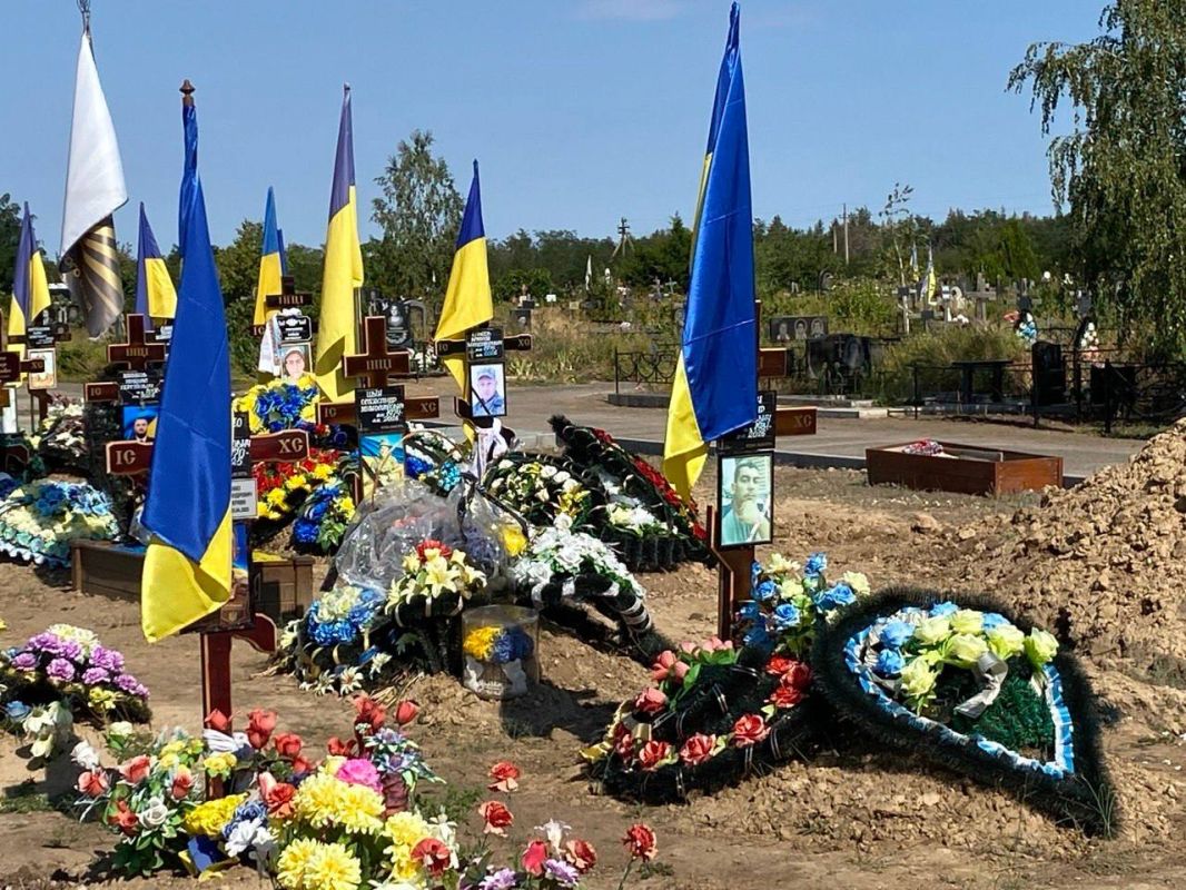 К сожалению, к нынешнему Дню Независимости Украина демонстрирует весьма мрачную динамику: растут кладбища, ускоряется депопуляция, а надгробные памятники молодым людям появляются всё чаще К сожалению, к нынешнему Дню Независимости Украина демонстрирует весьма мрачную динамику: растут кладбища, ускоряется депопуляция, а надгробные памятники молодым людям появляются всё чаще