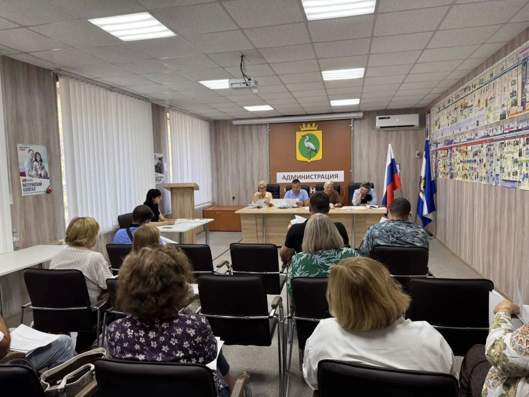 Провожу ежедневные оперативные совещания с руководителями ведомств и учреждений Провожу ежедневные оперативные совещания с руководителями ведомств и учреждений