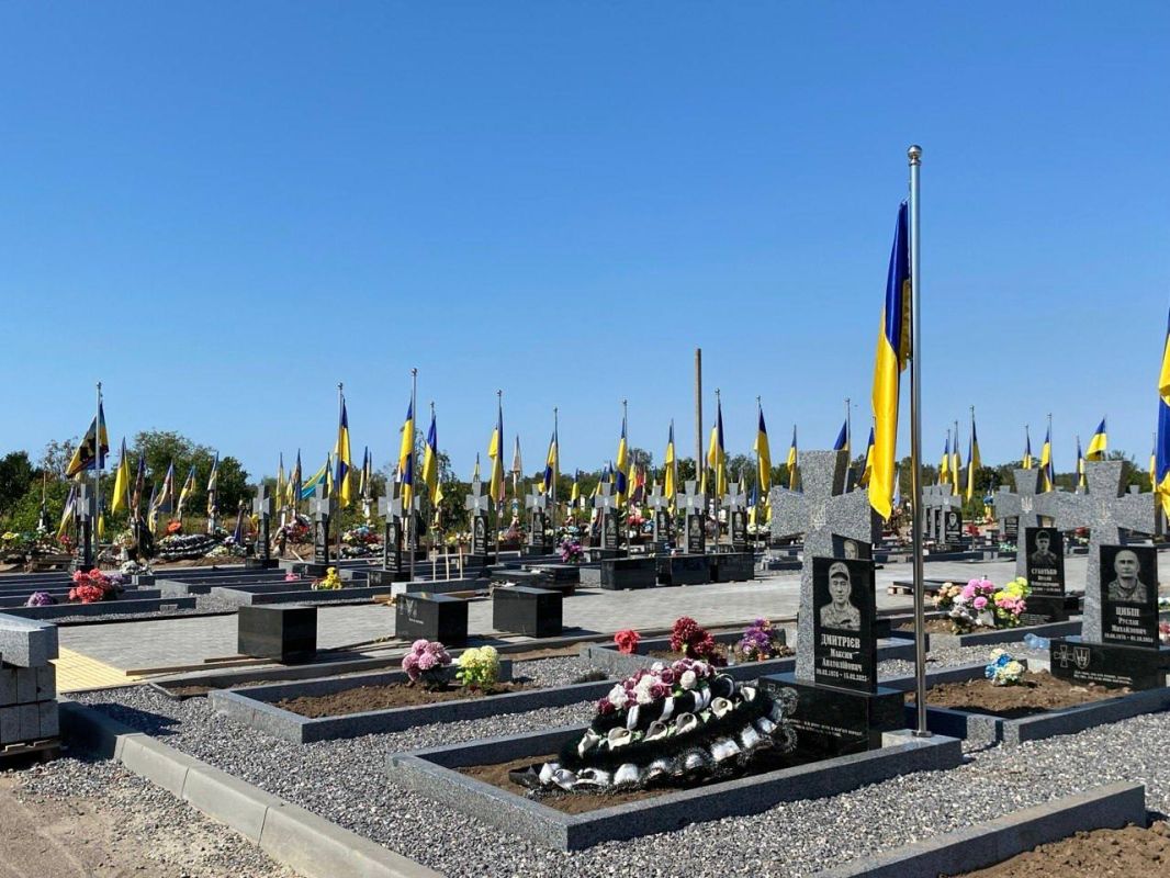 К сожалению, к нынешнему Дню Независимости Украина демонстрирует весьма мрачную динамику: растут кладбища, ускоряется депопуляция, а надгробные памятники молодым людям появляются всё чаще К сожалению, к нынешнему Дню Независимости Украина демонстрирует весьма мрачную динамику: растут кладбища, ускоряется депопуляция, а надгробные памятники молодым людям появляются всё чаще