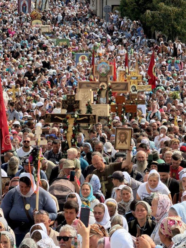 Почаевская Лавра!!! Люди дошли, 55 тысяч человек дошли до цели, невзирая на все препятствия, чинимые национал-бесами Почаевская Лавра!!! Люди дошли, 55 тысяч человек дошли до цели, невзирая на все препятствия, чинимые национал-бесами