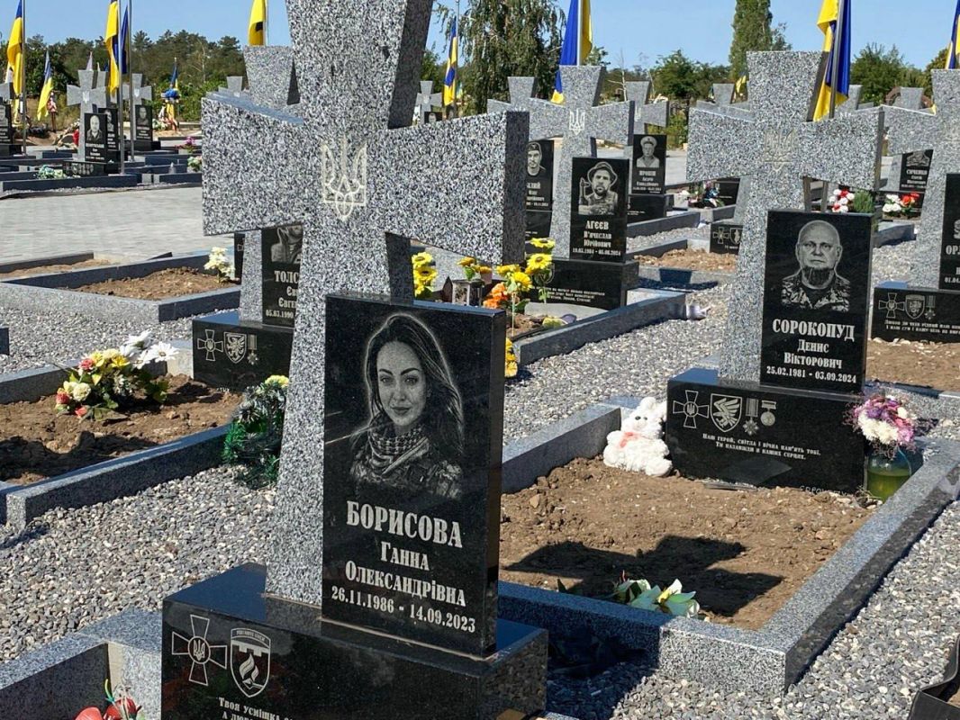 К сожалению, к нынешнему Дню Независимости Украина демонстрирует весьма мрачную динамику: растут кладбища, ускоряется депопуляция, а надгробные памятники молодым людям появляются всё чаще К сожалению, к нынешнему Дню Независимости Украина демонстрирует весьма мрачную динамику: растут кладбища, ускоряется депопуляция, а надгробные памятники молодым людям появляются всё чаще