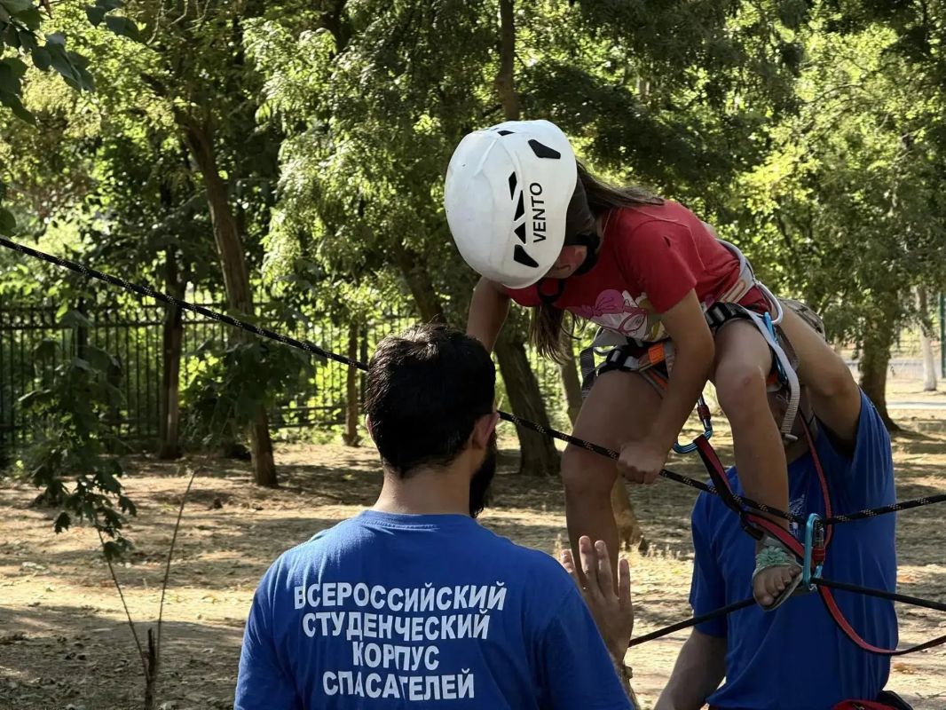 Добровольцы Херсонского РО ВСКС совместно с Министерством молодежной политики, региональным штабом «МыВместе» и АНО «Дом молодежи» приняли активное участие в организации фестиваля «Триколор», приуроченного ко Дню... Добровольцы Херсонского РО ВСКС совместно с Министерством молодежной политики, региональным штабом «МыВместе» и АНО «Дом молодежи» приняли активное участие в организации фестиваля «Триколор», приуроченного ко Дню...