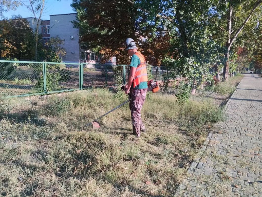 В Скадовске продолжаются плановые работы по благоустройству В Скадовске продолжаются плановые работы по благоустройству