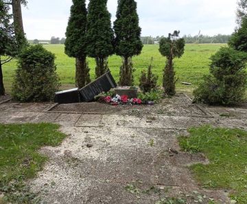 Вандалы уничтожили памятник на могиле советских солдат под Ригой, погибших при освобождении Латвии от фашизма