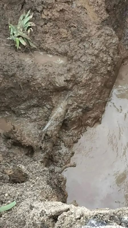 Новотроицкое | 26 августа. 26 августа в пгт Новотроицкое, Чаплинского района, на улице Рабочей, 59 устранили порыв на водопроводной сети по заявлению абонента
