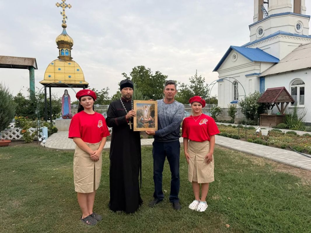 Юнармейцы из Рубановки Великолепетихского округа передали икону школе Пензенской области Юнармейцы из Рубановки Великолепетихского округа передали икону школе Пензенской области