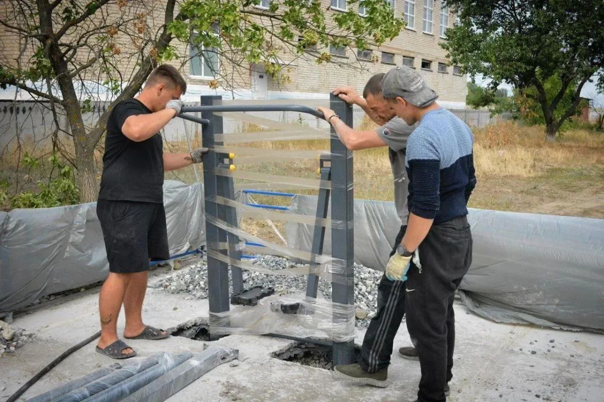 Глава Нижнесерогозского округа проверил строительство детско-спортивной площадки в Нижних Торгаях Глава Нижнесерогозского округа проверил строительство детско-спортивной площадки в Нижних Торгаях