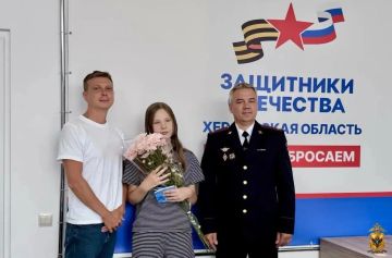 В Геническе торжественно вручили российский паспорт 14-летней дочери ветерана СВО