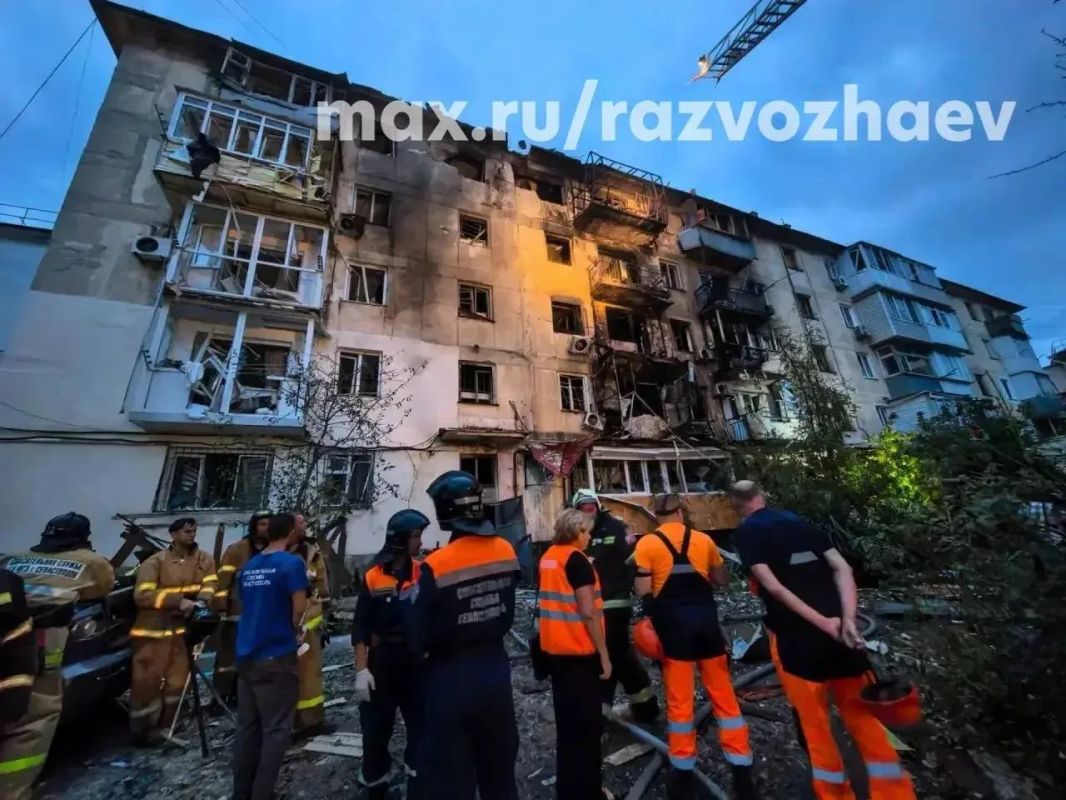 ВСУ ударили по пятиэтажке в Севастополе с запрещенной шрапнелью* ВСУ ударили по пятиэтажке в Севастополе с запрещенной шрапнелью*