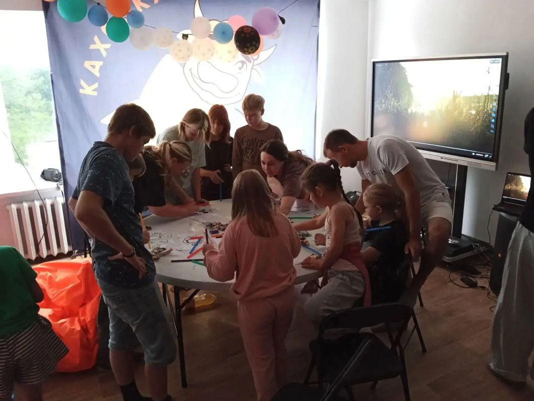 В молодёжном центре «Таврический» города Каховки состоялось тематическое мероприятие, посвящённое безопасности детей и подростков в интернете В молодёжном центре «Таврический» города Каховки состоялось тематическое мероприятие, посвящённое безопасности детей и подростков в интернете