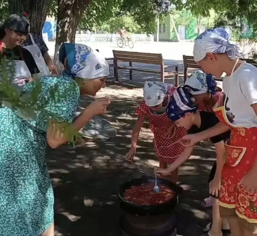В Семёновке дети приготовили борщ на свежем воздухе в рамках проекта «Борщ-фест» В Семёновке дети приготовили борщ на свежем воздухе в рамках проекта «Борщ-фест»
