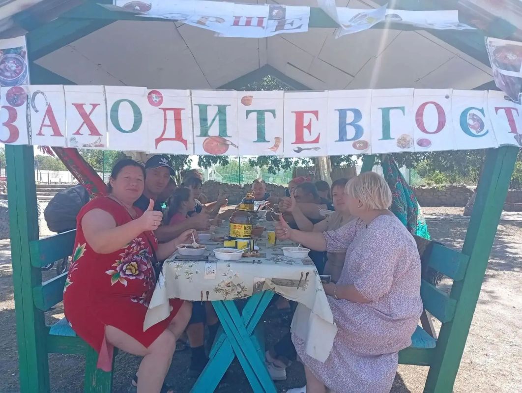 В селе Фёдоровка на свежем воздухе приготовили ароматный борщ в рамках мероприятий проекта «Борщ Фест» В селе Фёдоровка на свежем воздухе приготовили ароматный борщ в рамках мероприятий проекта «Борщ Фест»