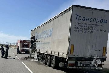 МЧС: Под Геническом после атаки БПЛА загорелся прицеп со стройматериалами