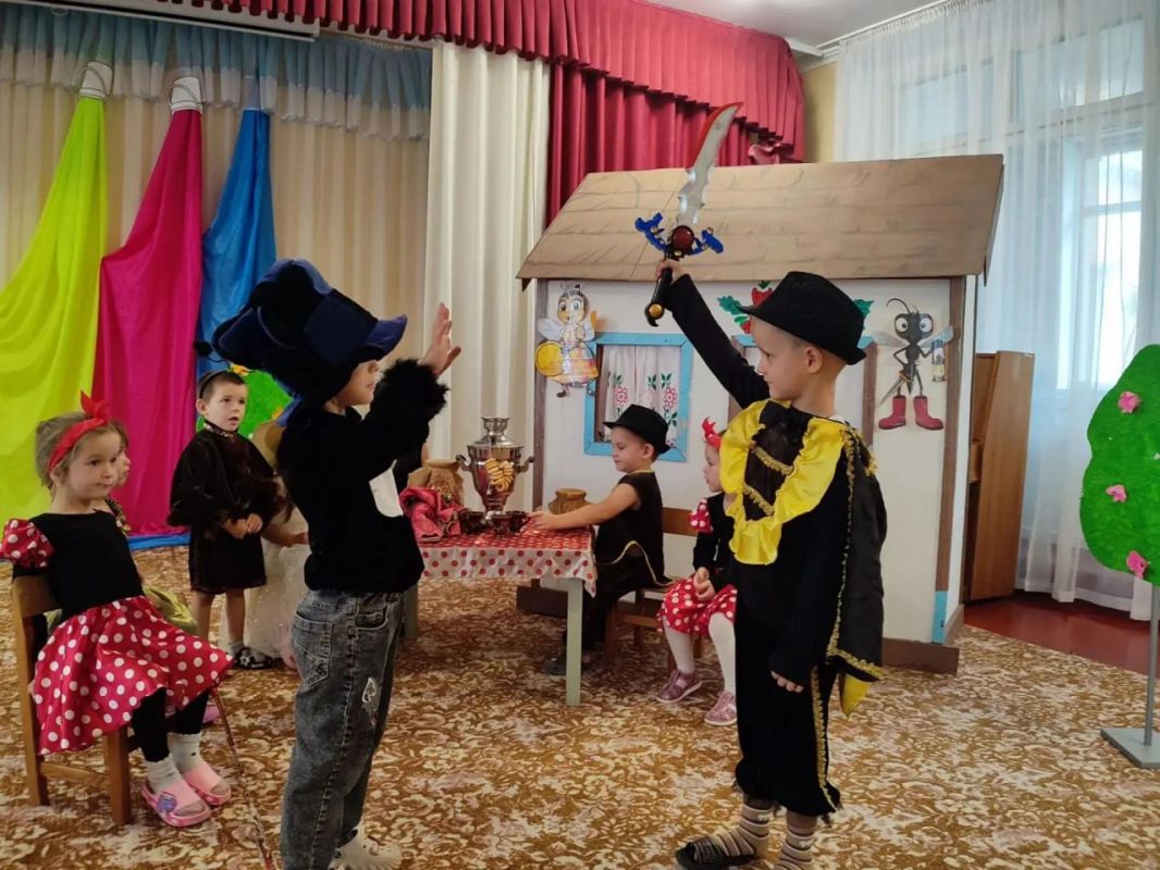 В «Золотом ключике» отметили день рождения Мухи-Цокотухи В «Золотом ключике» отметили день рождения Мухи-Цокотухи